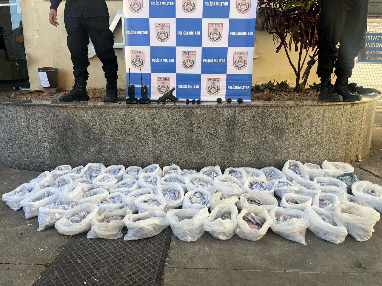 39º BPM apreende apreende drogas e armas em Belford Roxo